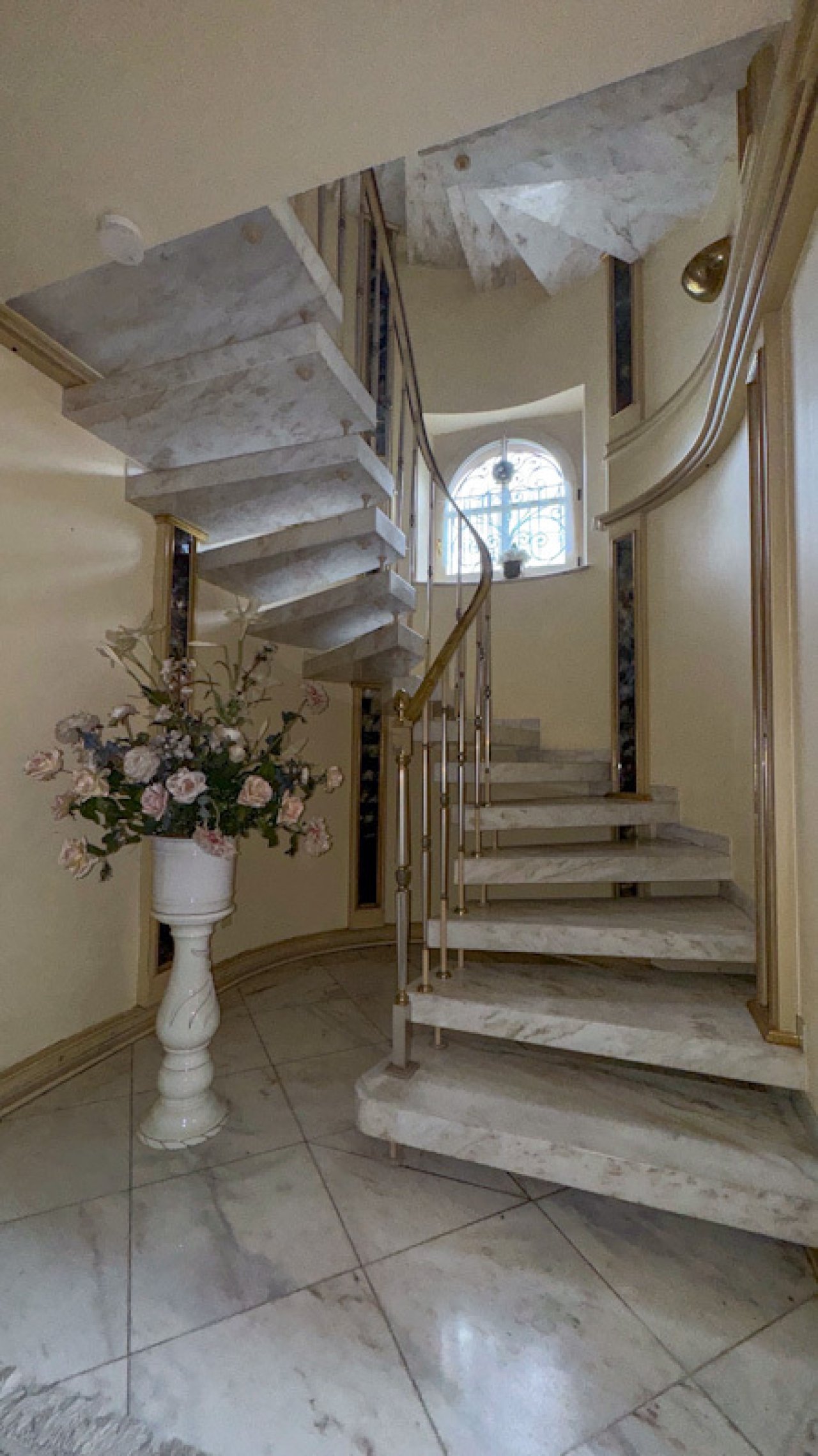 Flur Treppe UG zu EG Flur Treppe UG zu EG