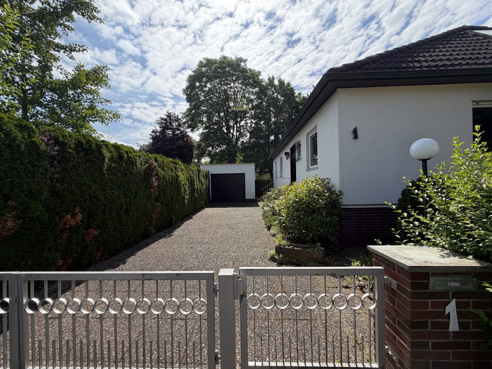 . Eingang Haus a . Eingang Haus a