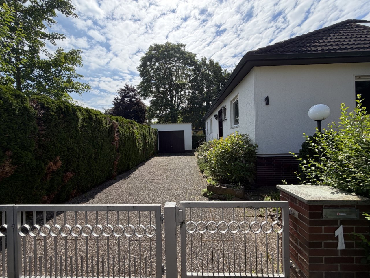 . Eingang Haus a . Eingang Haus a